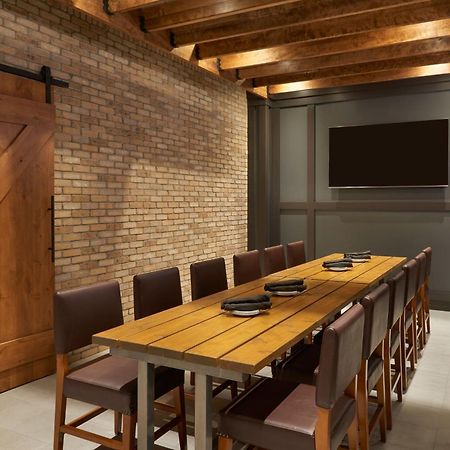 Four Points By Sheraton Windsor Downtown Экстерьер фото
