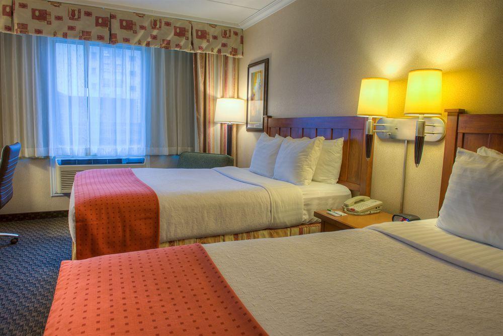 Four Points By Sheraton Windsor Downtown Экстерьер фото