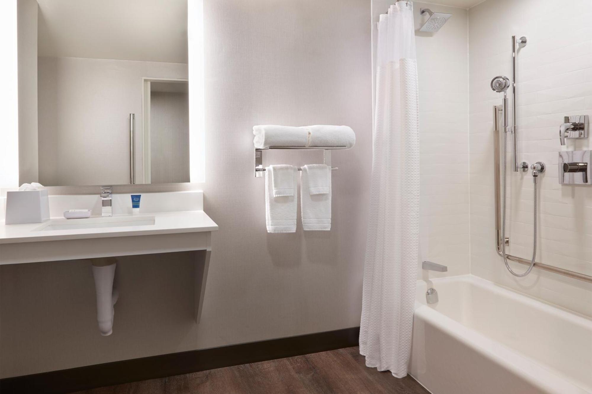 Four Points By Sheraton Windsor Downtown Экстерьер фото
